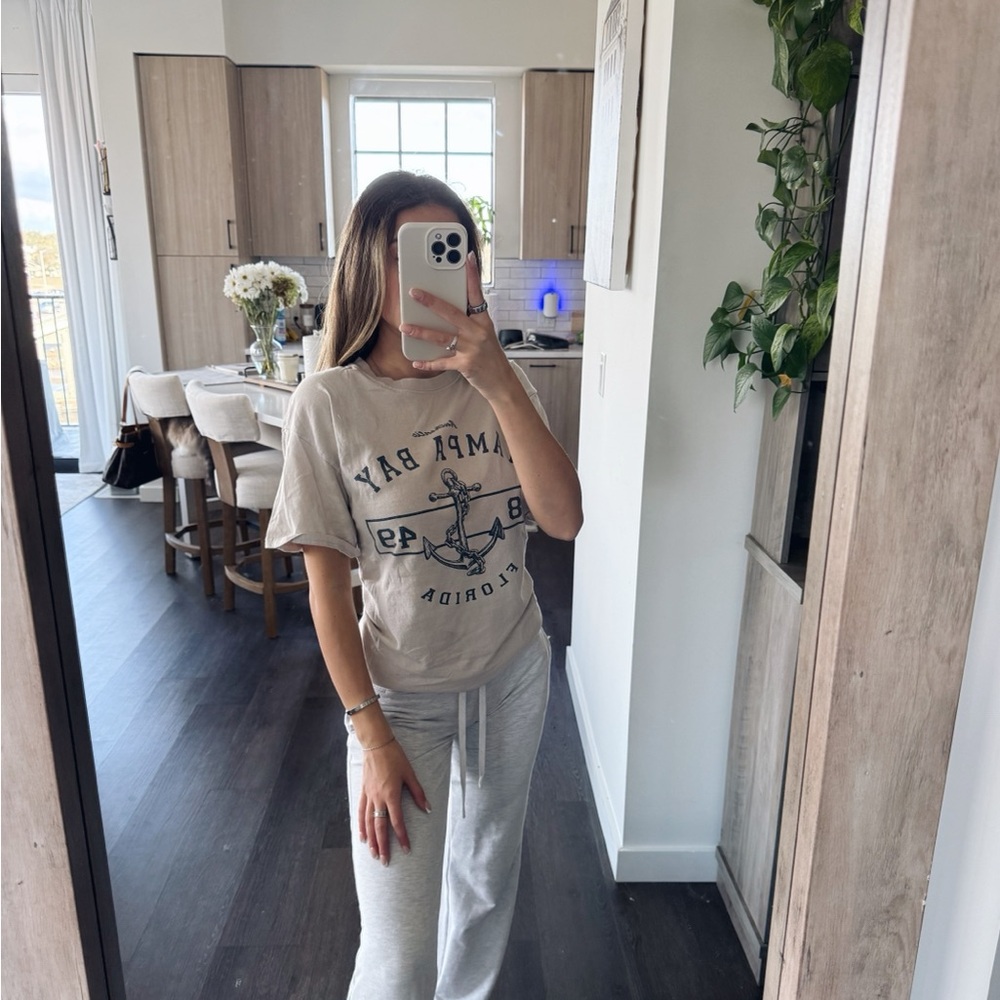 Beige Tampa Bay Graphic T-Shirt (Size Small)